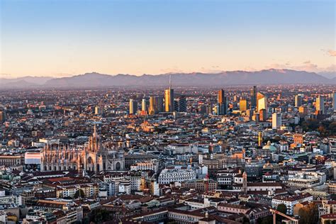 Skyline di Milano con ristoranti illuminati