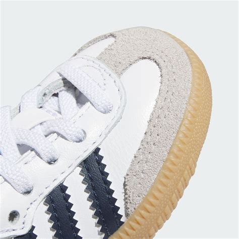 Bambino che indossa adidas Samba giocando