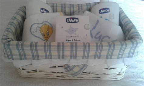 Esempio di cesto nascita organizzato per tema bagno