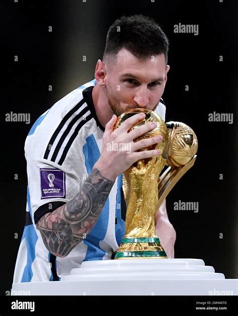 Lionel Messi solleva la Coppa del Mondo in Qatar nel 2022
