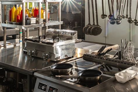 Una cucina professionale di una scuola con addetti al controllo dei pasti