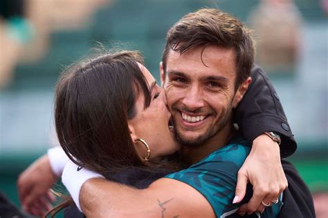 Lorenzo Musetti e Veronica Confalonieri abbracciati