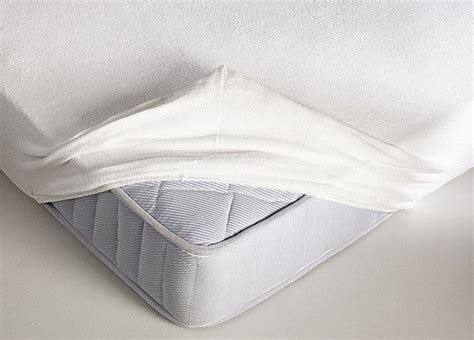 Dettaglio di un coprimaterasso ovale con angoli elasticizzati