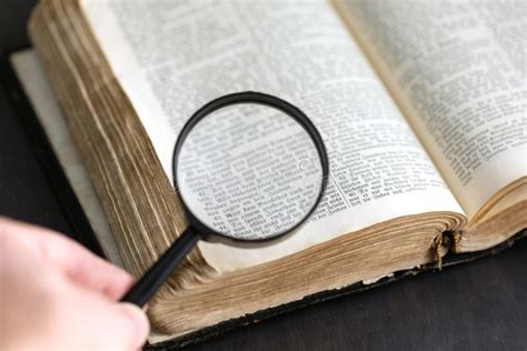 Lente d'ingrandimento su un libro di testo di spagnolo