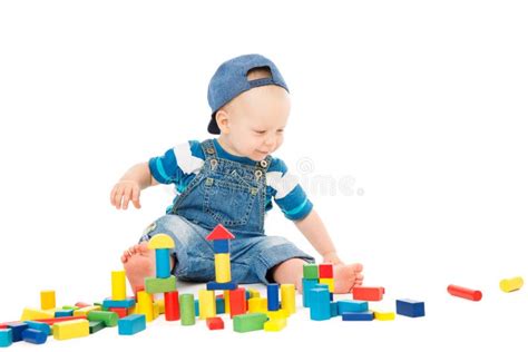 bambino che gioca con blocchi colorati per imparare a contare