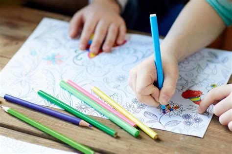 bambini che colorano disegni sulla Madonna in un ambiente scolastico sereno
