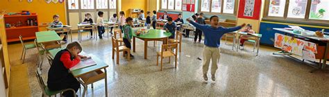 bambini in un'aula colorata che partecipano a diverse attività educative