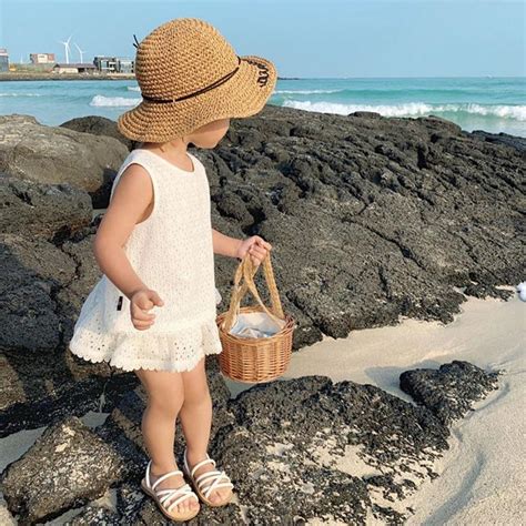 Bambino in abbigliamento estivo