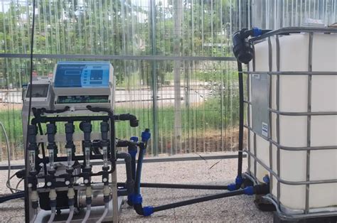 Sistema di fertirrigazione con serbatoi per concimi