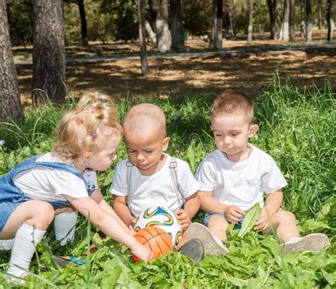 Bambini che giocano nella natura