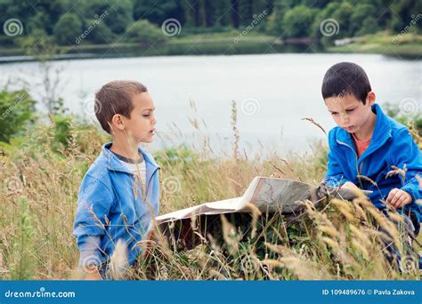 Bambini che leggono una mappa in natura