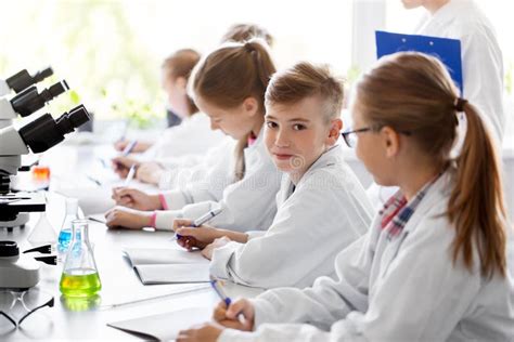 Bambini che fanno un laboratorio scientifico all'aperto