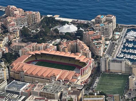 Campo da calcio Stade Louis II prima della partita notturna