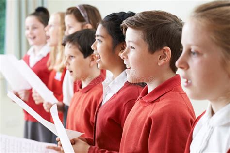 Bambini che cantano in coro