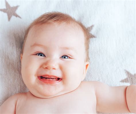 Neonato e sorriso sociale