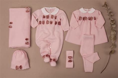 Visualizzazione di una collezione di accessori neonata coordinati