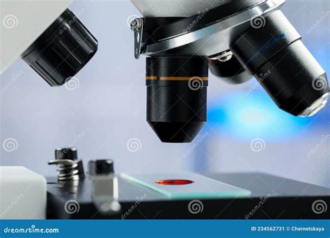 Microscopio da laboratorio con campione di liquido seminale