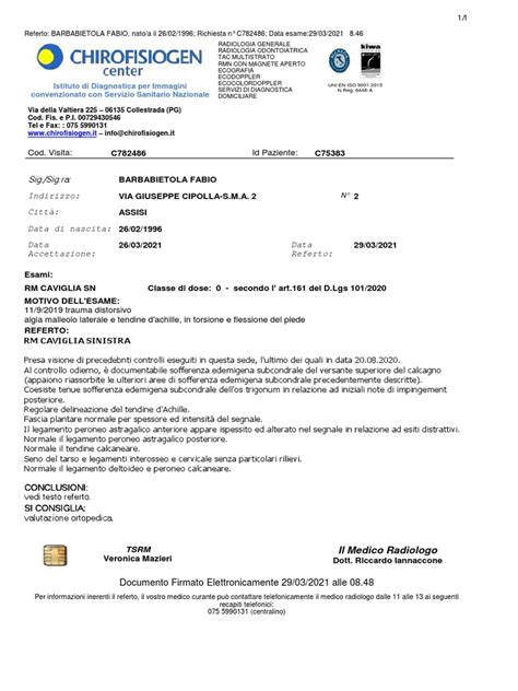 Coppia in consultazione con un medico, esaminando un referto medico