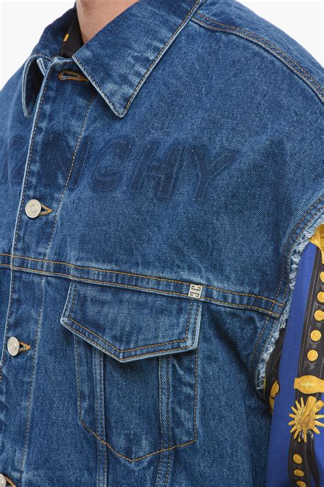 Dettaglio di un giubbotto in denim con orlo sfrangiato e accessori abbinati