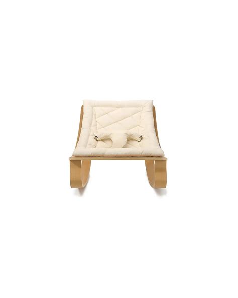 Dettaglio della finitura in legno della sdraietta Levo