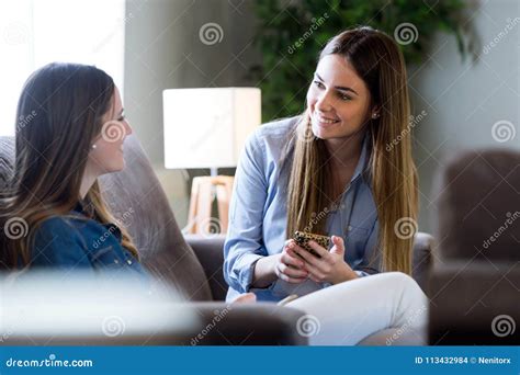 Giovani che conversano