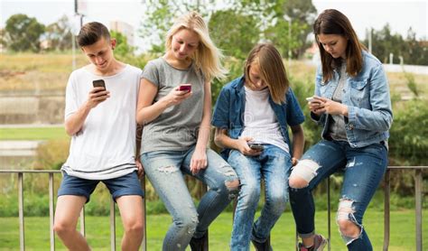 Adolescenti al telefono