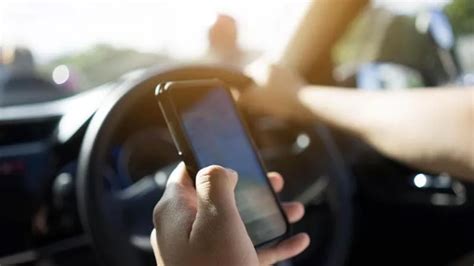 Giovani alla guida di uno scooter