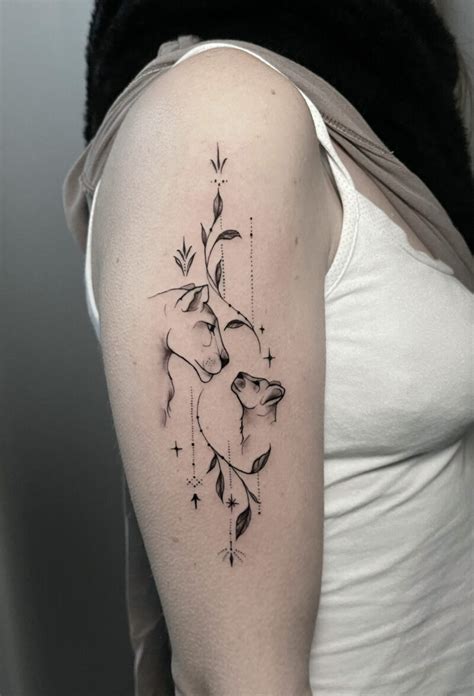 Donna incinta con tatuaggi