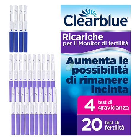 Donna che utilizza un monitor di fertilità digitale con un test stick