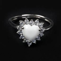 Gioiello artigianale realizzato con latte materno incastonato in argento