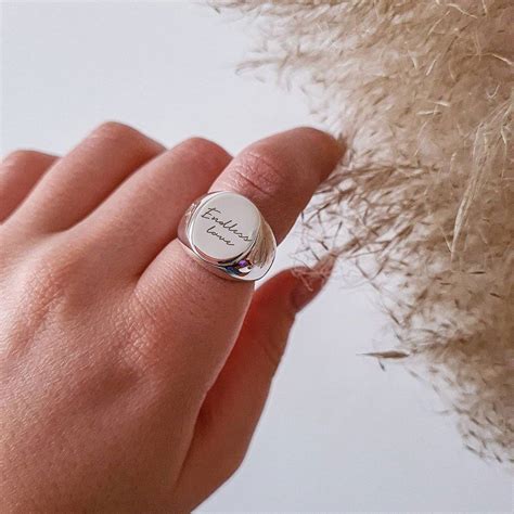 Esempio di incisione personalizzata su un anello di latte materno