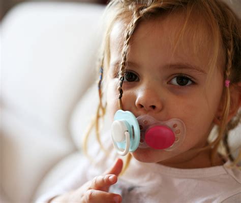 Bambino sorridente con un ciuccio