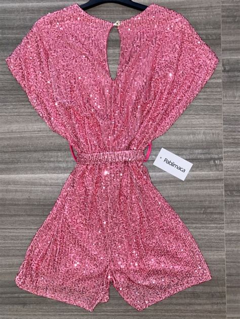 donna che indossa una tutina corta con paillettes