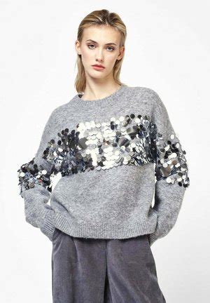abbigliamento con paillettes abbinato a maglione oversize
