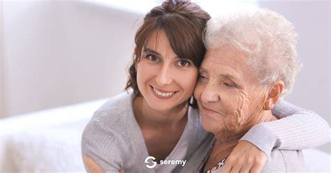 Immagine di un anziano sorridente mentre un caregiver lo assiste