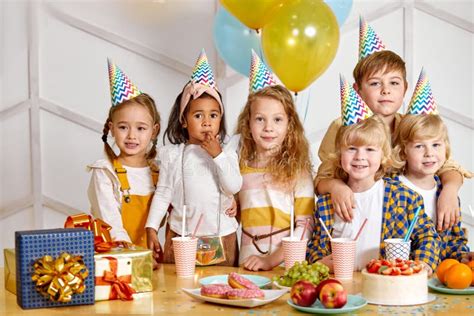 Bambini festeggiano compleanno con coroncine