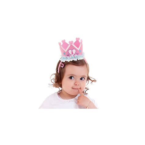 Bambina con coroncina da principessa che gioca