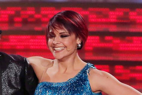 Ornella Boccafoschi in una posa di danza elegante