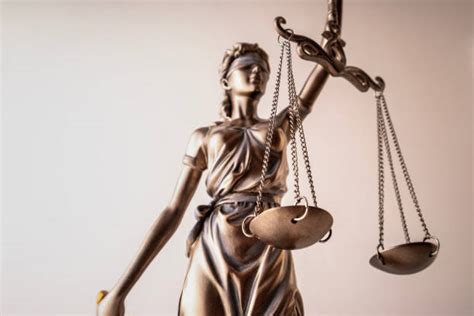 Statua della giustizia che tiene una bilancia