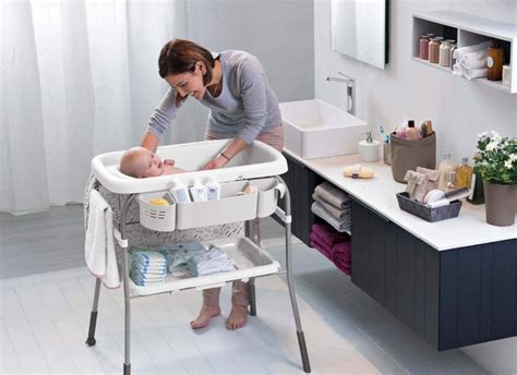 illustrazione di una cameretta neonato con bagnetto fasciatoio