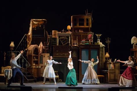 scena del musical di Broadway che mostra il numero dei fumacini sui tetti