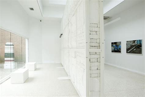 Installazione artistica moderna all'interno del padiglione centrale