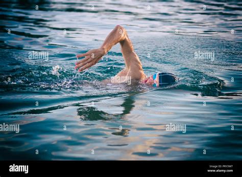 nuotatore in un mare cristallino durante il tramonto