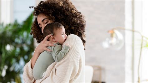 rappresentazione artistica contemporanea di un abbraccio materno