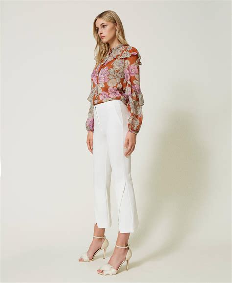 modella che indossa pantaloni cropped con stringate scure per evidenziare la caviglia