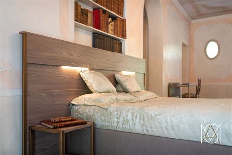 Camera da letto nuziale con dettagli del corredo tradizionale