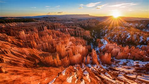 Veduta panoramica dell'anfiteatro del Bryce Canyon con gli hoodoos al tramonto