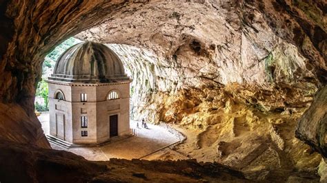 Vista interna della grande caverna delle Grotte di Frasassi con illuminazione artistica
