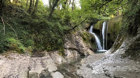 Cascata immersa nel bosco lungo il percorso di Sarnano