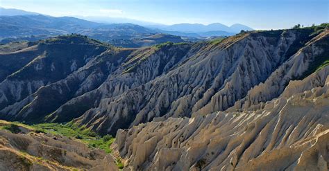 Vista panoramica dei calanchi di Ripatransone al tramonto